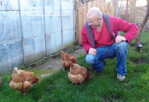 Duncan Williamson looking after his three ‘girls’, Sherbet, Dib and Dab, in his back garden